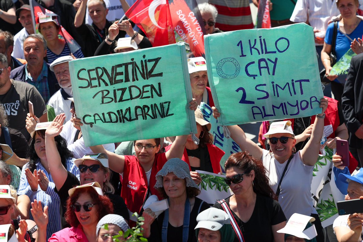 herkesicinCHP's tweet photo. Genel Başkanımız Özgür Özel, Rize 15 Temmuz Demokrasi ve Cumhuriyet Meydanı’nda düzenlediğimiz Çay Mitingi’nde vatandaşlarımızla bir araya geldi. 

"17 liralık fiyatın üzerine tam 8 lira desteklenme verilmeli. Bu para da en geç ağustos ayının sonunda ödenmelidir.” https://t.co/isxZxvCGgD