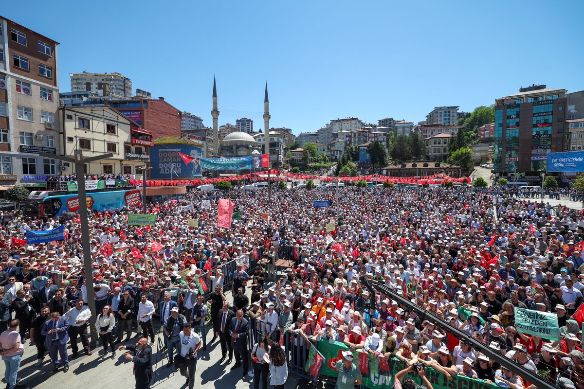 herkesicinCHP's tweet photo. Genel Başkanımız Özgür Özel, Rize 15 Temmuz Demokrasi ve Cumhuriyet Meydanı’nda düzenlediğimiz Çay Mitingi’nde vatandaşlarımızla bir araya geldi. 

"17 liralık fiyatın üzerine tam 8 lira desteklenme verilmeli. Bu para da en geç ağustos ayının sonunda ödenmelidir.” https://t.co/isxZxvCGgD