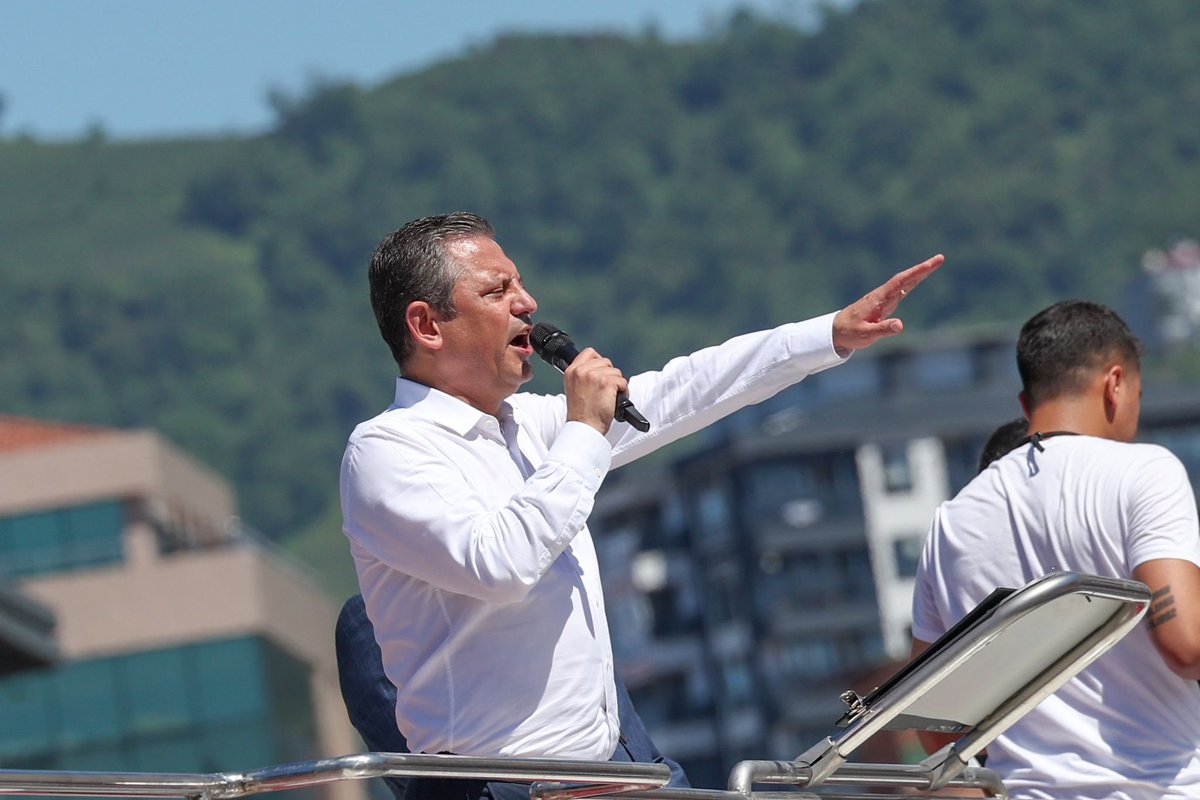 herkesicinCHP's tweet photo. Genel Başkanımız Özgür Özel, Rize 15 Temmuz Demokrasi ve Cumhuriyet Meydanı’nda düzenlediğimiz Çay Mitingi’nde vatandaşlarımızla bir araya geldi. 

"17 liralık fiyatın üzerine tam 8 lira desteklenme verilmeli. Bu para da en geç ağustos ayının sonunda ödenmelidir.” https://t.co/isxZxvCGgD