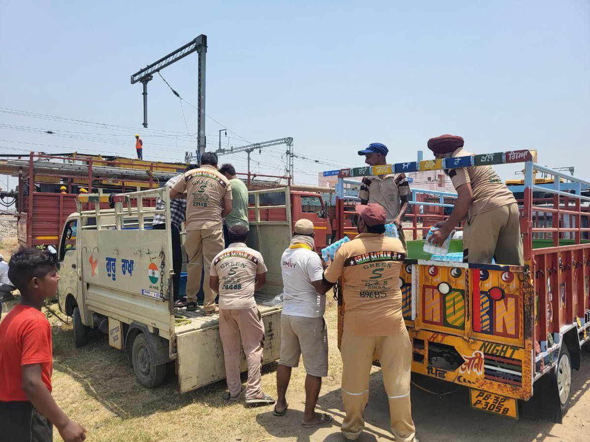 nikki9958's tweet photo. Today, relief work is being done by Shah Satnam Ji Green 'S' Welfare Force Wing in the railway accident in Fatehgarh Sahib,Punjab and along with the railway team, is providing assistance to the victims. Dera Sacha Sauda
#DeraSachaSauda 
#RamRahim 
#TrainAccident #RescueOperation https://t.co/H1ufnQf1rw