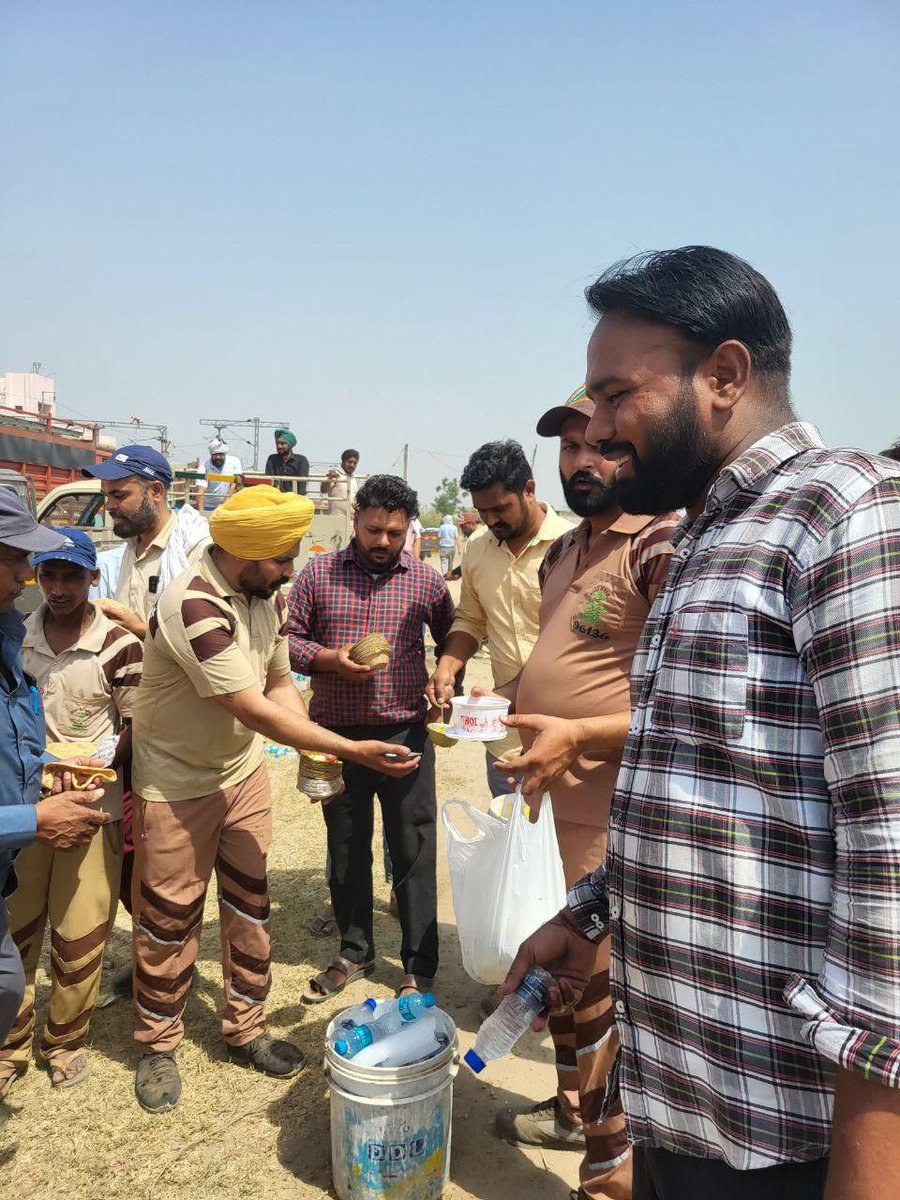 nikki9958's tweet photo. Today, relief work is being done by Shah Satnam Ji Green 'S' Welfare Force Wing in the railway accident in Fatehgarh Sahib,Punjab and along with the railway team, is providing assistance to the victims. Dera Sacha Sauda
#DeraSachaSauda 
#RamRahim 
#TrainAccident #RescueOperation https://t.co/H1ufnQf1rw
