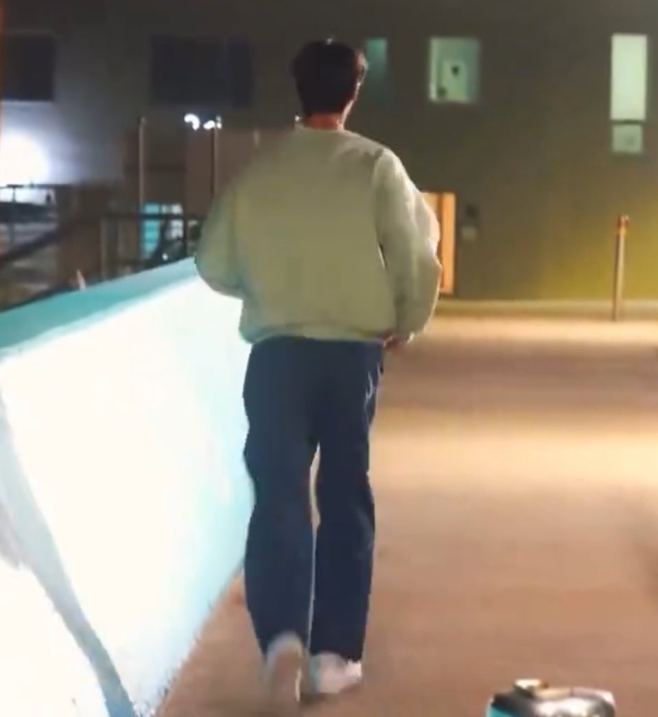 omownm2's tweet photo. 변우석 왜이렇게
초딩같지                                     중딩같지
대딩같지                                     으른같지 https://t.co/OZQRS7UUPv