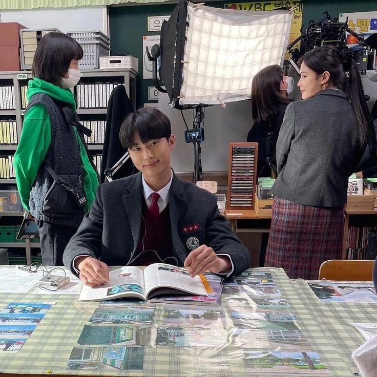 omownm2's tweet photo. 변우석 왜이렇게
초딩같지                                     중딩같지
대딩같지                                     으른같지 https://t.co/OZQRS7UUPv