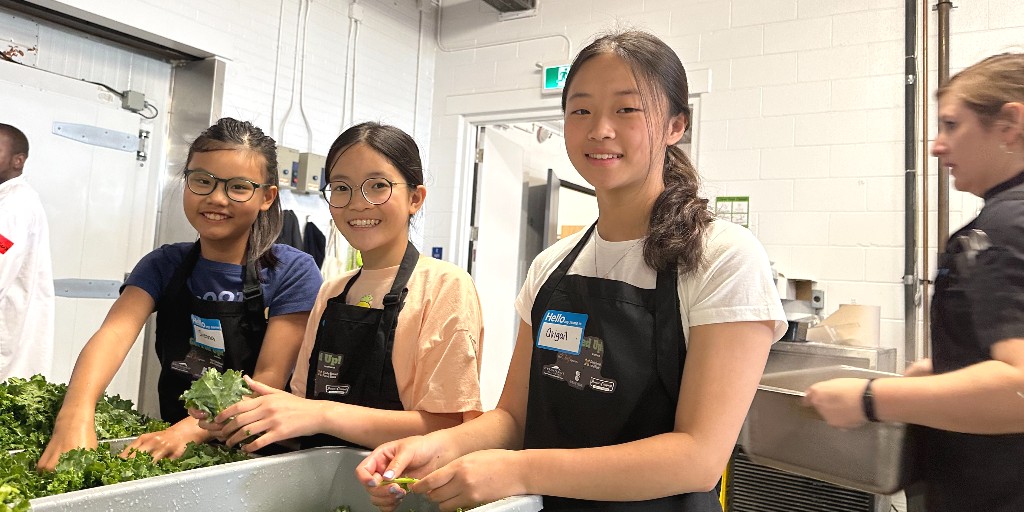 DailyBreadTO's tweet photo. A big thank you to @TheChefUpstairs for bringing together 70 young sous chefs &amp; professional #chefs to prepare over 1,600 meals for families facing hunger! They're also raising $10,400 (&amp; counting) to #support essential #foodprograms. Learn more ➡️ https://t.co/BHAIQQ3voi RT https://t.co/AEiW7BAnpE