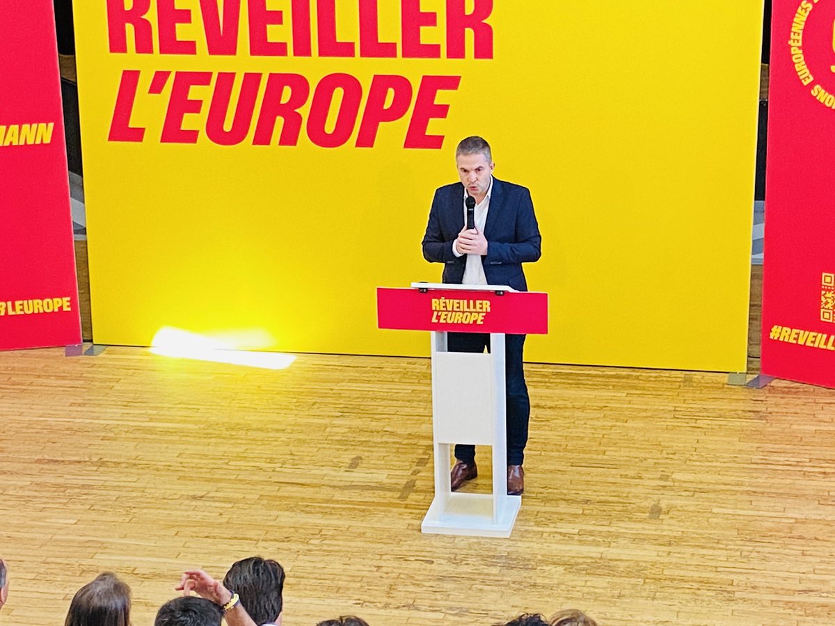 🇪🇺🌹En préambule de la réunion de #Cleguerec <a href="/SimonUzenat/">Simon Uzenat</a> dénonce les dégradations commises sur le local du <a href="/PS_Morbihan/">Parti Socialiste #56 🌹🐝 🇪🇺</a> 
« Quand  on s’en prend à un parti quelqu’il soit, c’est la démocratie qu’on attaque. Mais on ne se laissera pas intimider ! »