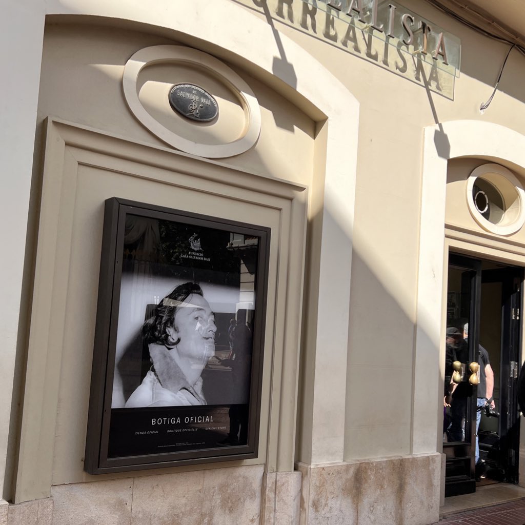 olgareixach's tweet photo. ❤️Amor a primera vista, nova botiga oficial del @MuseuDali a l’antiga Llibreria Surrealista amb esperdenyes de Toni Pons espectaculars. 

#Figueres #Dalí https://t.co/tMs0gm71Kr