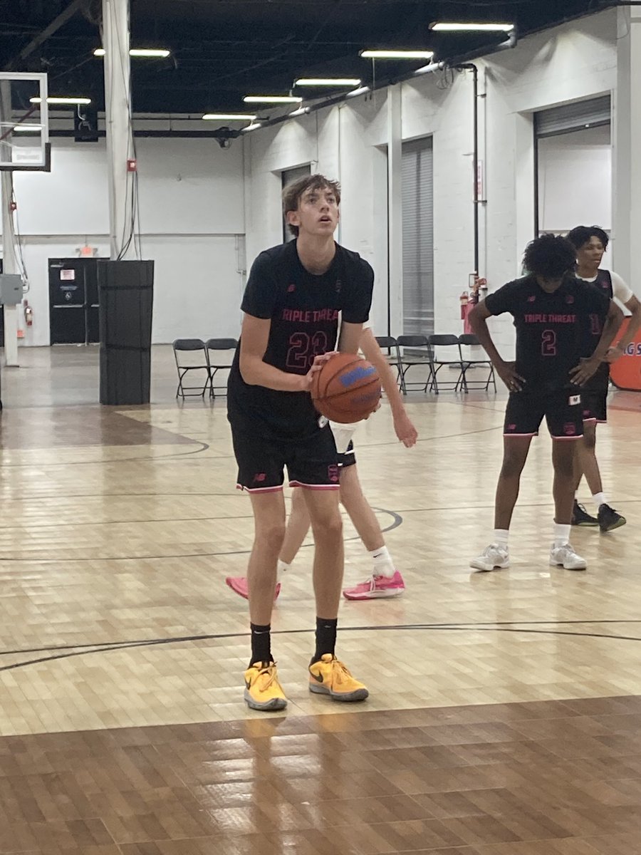 2026 6’10 Logan Franz is off to a hot start with Triple Threat NB. Love the play where seeing from him great size and skill. Holds an offer from McNeese State University. 

#BIGSHOTS #PHILLYJAM