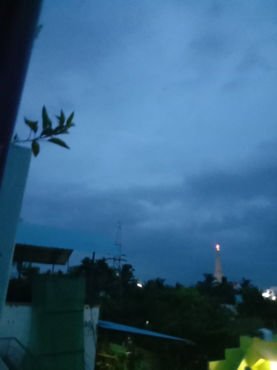 Today As now Strong thunderclouds are being reported in areas between Vlathikulam in the north of Thoothukudi district and Kamudi in Ramanathapuram district