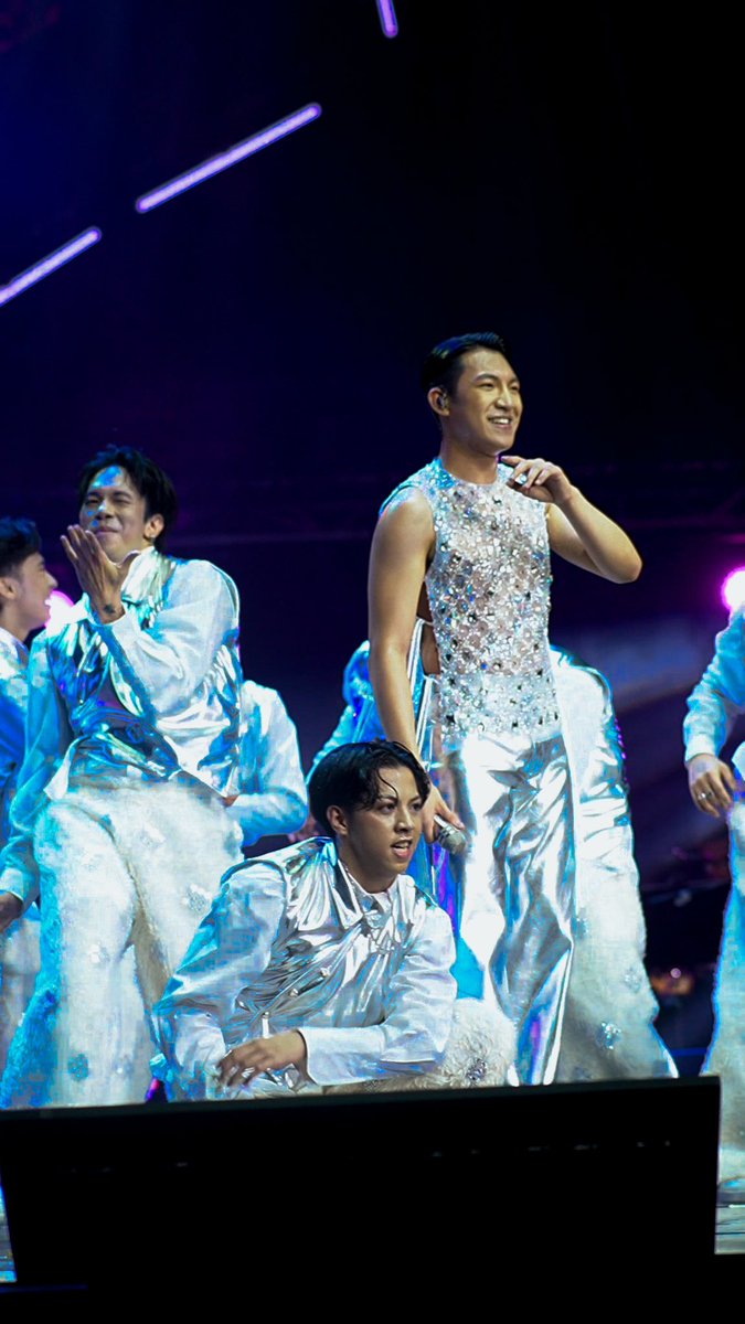 Huge congratulations to @darrenespanto for an amazing 10th Year Anniversary Concert. It’s been an incredible journey to share the stage with you on this one. What a talent and incredible human being! Can’t wait to share more from this show soon. 

#ateamph #darrenespanto #abscbn