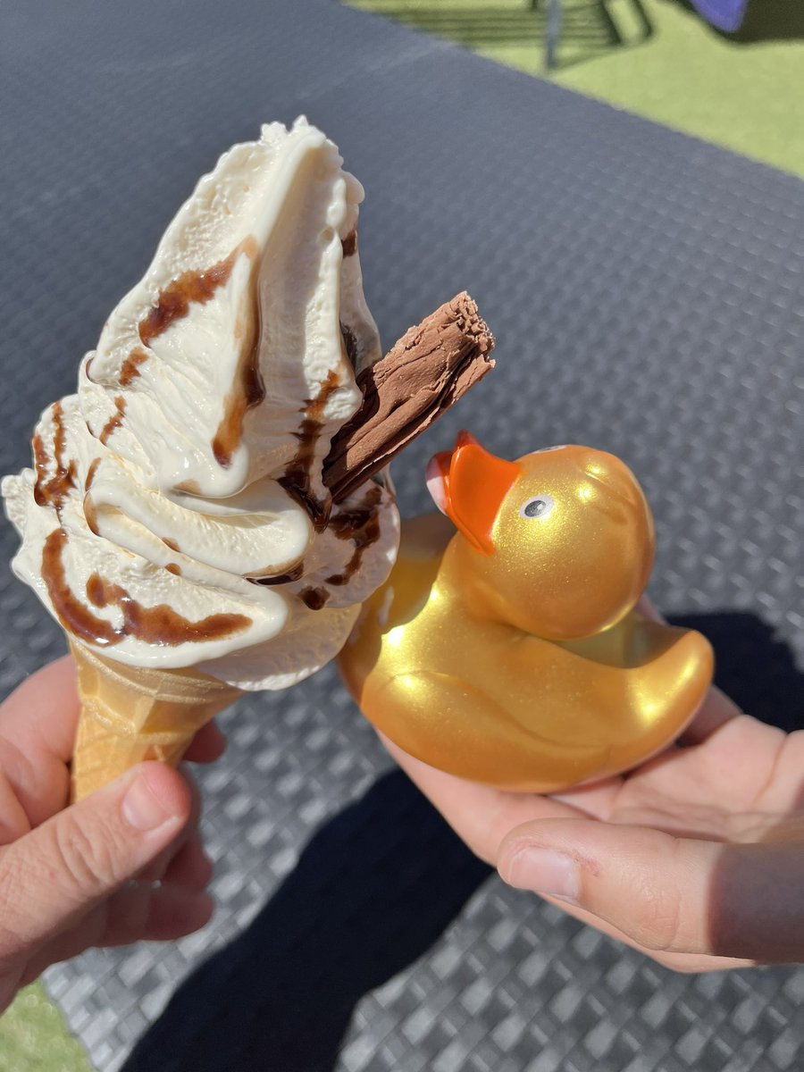 PedderRachel's tweet photo. @Notts_TV lovely weather for an ice cream treat #goldduck  🍦 💛 https://t.co/mtNGXkCpJk