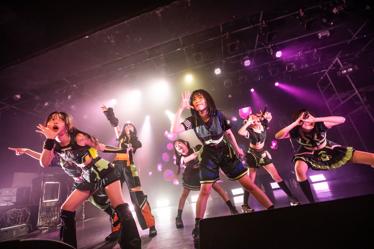 MIGMASHELTER's tweet photo. ありがとうございました！
MIGMA SHELTER
🍄2024.06.02 SUN
“Romeo Is Sleeping”
AT_LIQUIDROOM

MIGMA SHELTERは本日、ブラジル、タマネ、ユイノン、ワニャ+、ナギムー、スイミイ、メリサが卒業して現体制を終了致しました。
寂しさや心残りやもありますが、皆さんにいただいた熱気でメンバーはそれぞれの展望に進んでまいります。
今後については追ってご報告しますのでお待ちください。

▶︎ https://t.co/2WamBwoqMB
また、今夜のアーカイブを残してほしいという声をたくさんいただいたので、引き続き公開することにしました。
メンバーの笑顔と汗と涙に溢れたレイヴを何度も観てもらえると幸いです。

どうぞよろしくお願いいたします。

01. Svaha Eraser
02. Redo
03. BANG ON
04. Spider Line
05. It doesn't matter
06. 宵の歌
07. GATE
08. NAME
09. A land switched by a witch
10. Egg Head
11. Drops
12. Mo' Strain
13. Brave
14. Unbirthday
15. Road
16. QUEEN
17. Coro Da Noite
18. Any Colours
19. Compression: Free
20. 69
21. Be alive
22. TOKYO SQUARE
23. Joint
24. Tornado
25. Cosmic Forest

◾️アンコール
DJ わたあめ
26. Sunrise=Sunset
27. My Wonderland

#ミシェルセトリ

Photo by @Masayo_rix