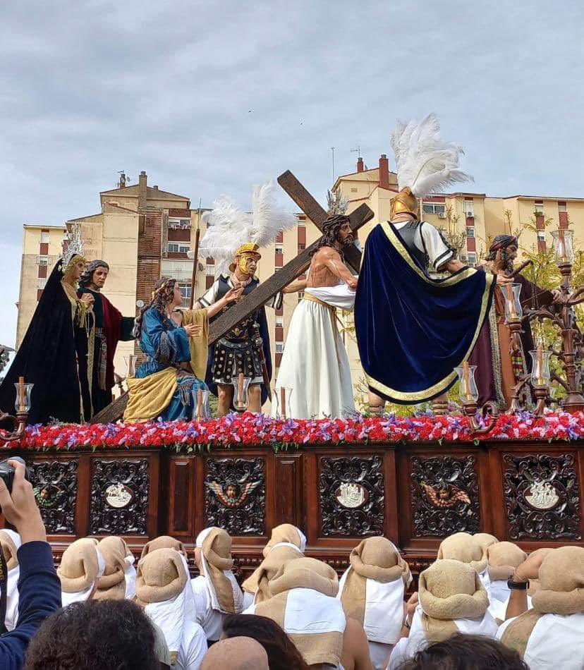 ArzobispoSaiz's tweet photo. En el Polígono Sur de #Sevilla ha nacido una Hermandad: BENDICIÓN Y ESPERANZA.  
Una alegría grande para la familia diocesana. Firmamos el Decreto en la fiesta de María Auxiliadora y se comunica en la Solemnidad del Corpus Christi. Muchas esperanzas depositamos en vuestra vida y misión. El trabajo en unidad de la PARROQUIA, la HERMANDAD y el BARRIO, está llamado a dar grandes frutos. ¡Enhorabuena!