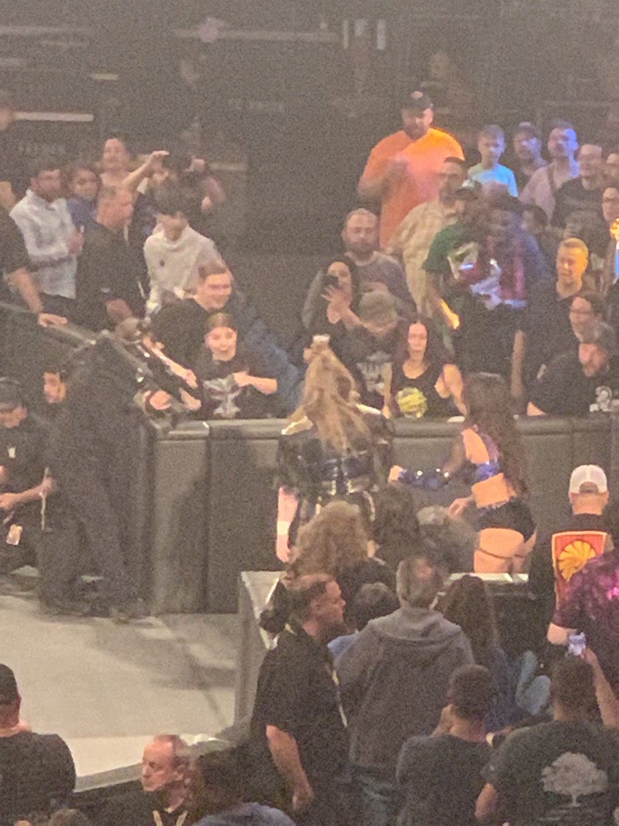 FearArson_'s tweet photo. @orynthiablue @RjHinter @JozieXP @ybblonddon @iyosthelimit Source: I have pics dumbass.
I was at the merch stand during the Naomi match so I don’t have pics https://t.co/IOOm6v6vbh