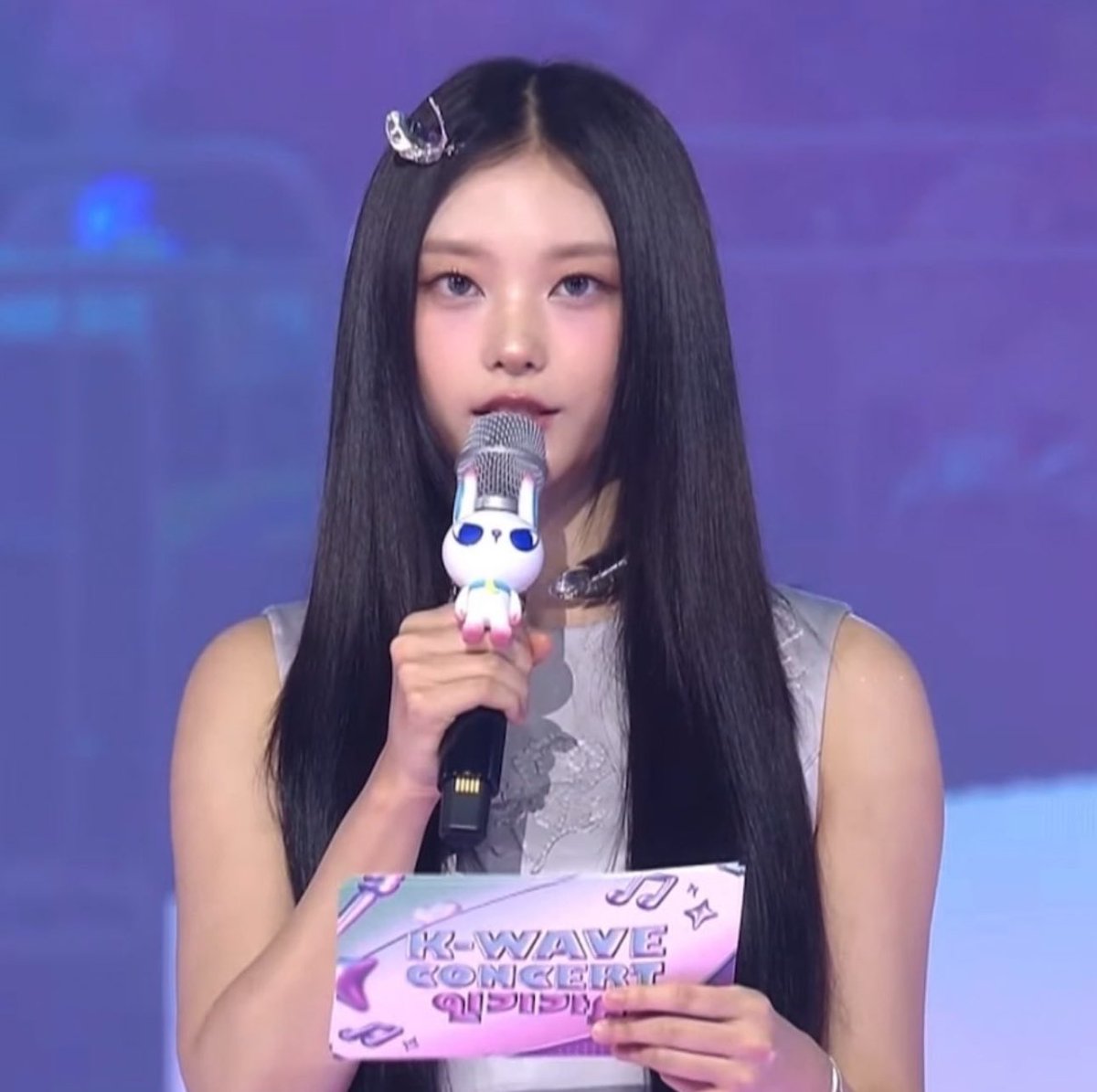NJZPeru's tweet photo. [📸] 240602 — #HAERIN como la MC del 'K-WAVE Concert' de SBS Inkigayo hoy! 💜

MC HAERIN SHINES AT KWAVE CONCERT
#HAERIN #FirstTimeWithMC_HAERIN https://t.co/3PzzQJdQCr