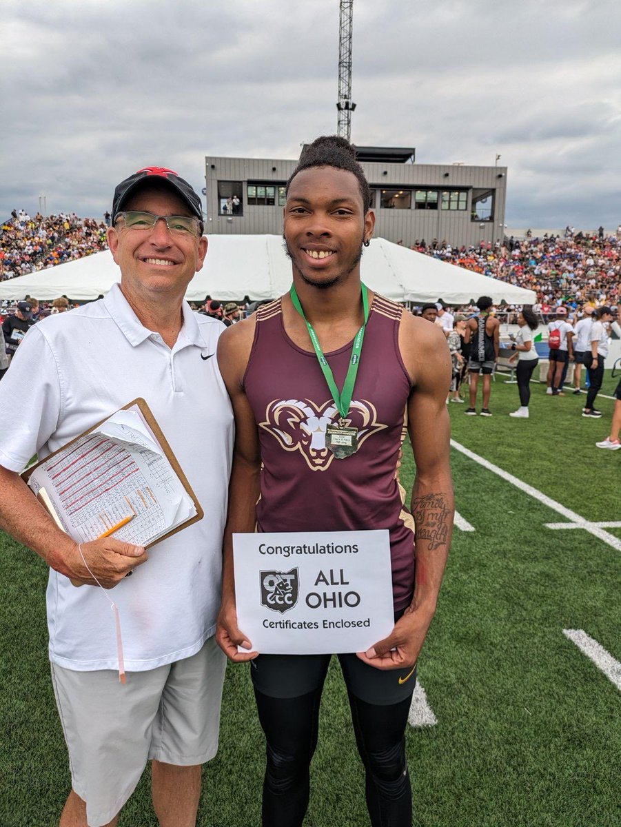 LingerRon's tweet photo. Great season for Garfield track. Coach Gorby with State high jump runner up Markeise Smith .🌟🌟 https://t.co/xnouH2p1Nq