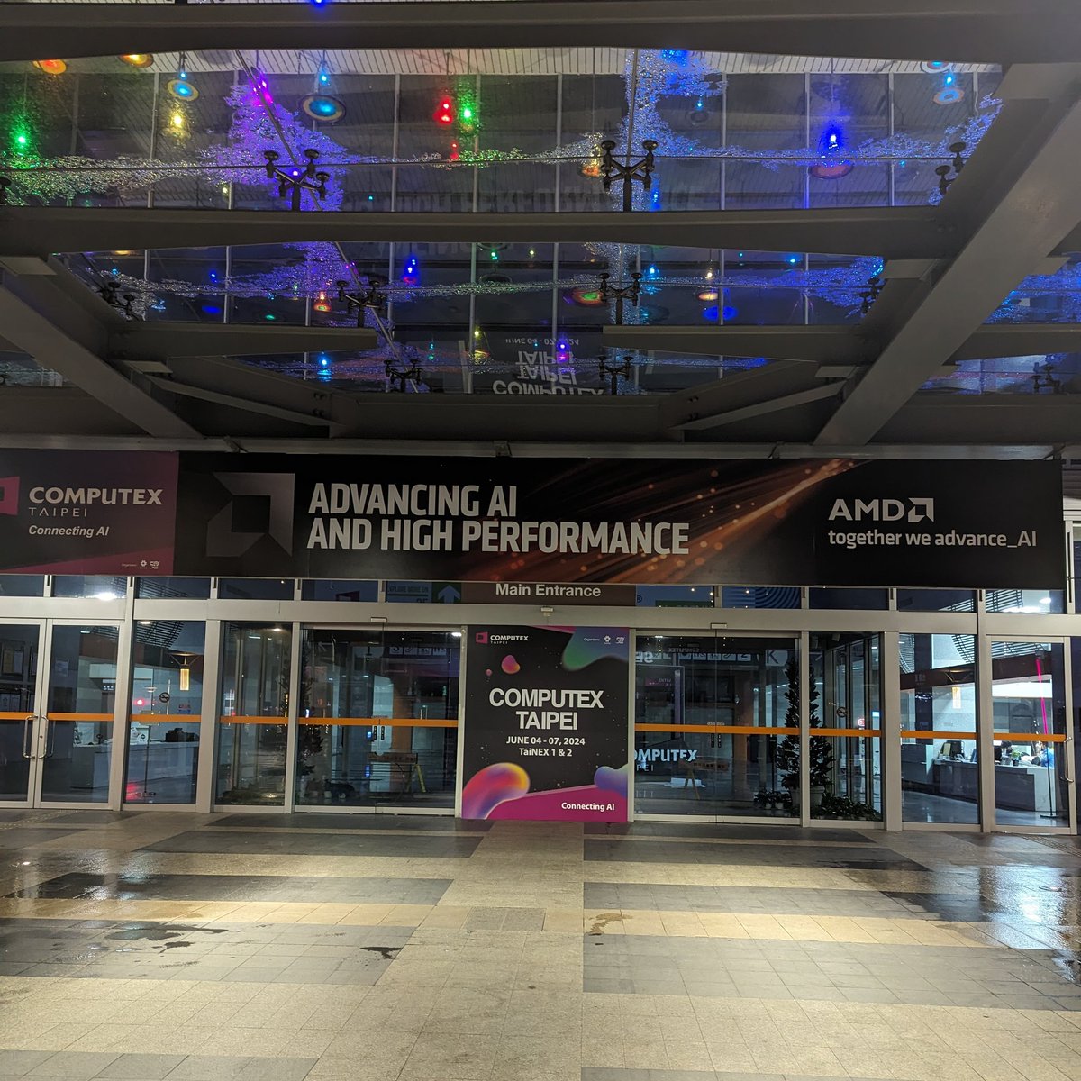 matthewdletts's tweet image. Enjoying the quiet before tomorrow #computer