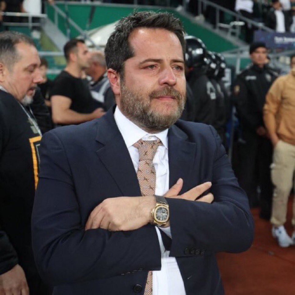 ÖZET | Dolar 10-10,5 aralarında geziyor o zamanlar. Adamın saçına tarak işlemiyor. Kulüp sponsorluk bulmak için kapı kapı dolaşıyor. Sonra bir adam çıkıyor 750 milyon TL’ye imza atıyor. Zamanın kuruyla yaklaşık 75M $. Daha yüksek bir teklif gelirse benim sponsorluk anlaşmam devam