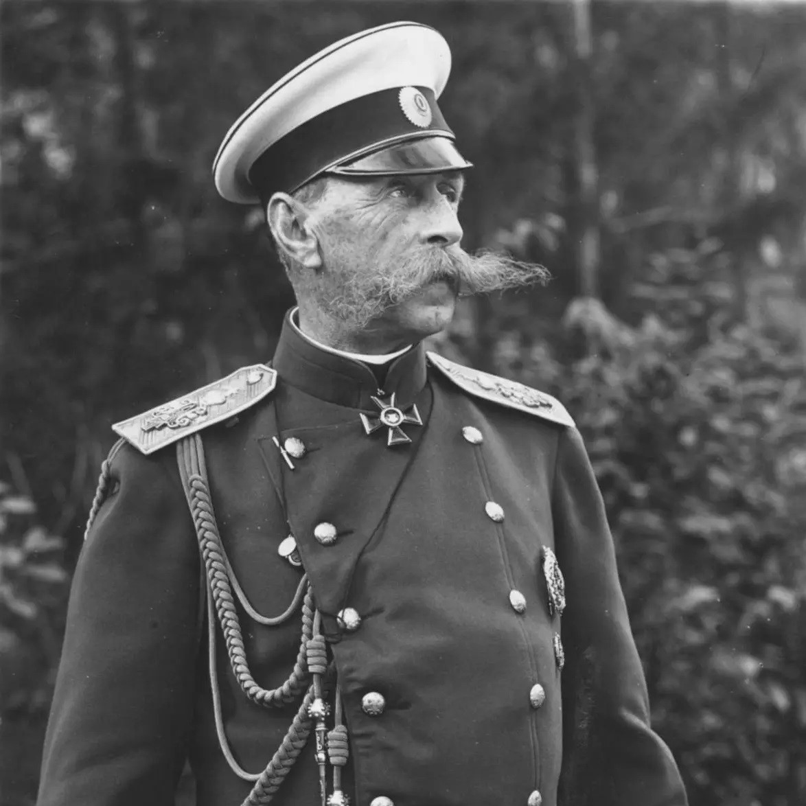 Kauniaisten hautausmaalla on hautamuistomerkki, jossa lukee Ministre de la Cour Imériale de Russie. Kyseessä on hoviministeri, kreivi Woldemar Freederickszin hauta, joka oli ainoita Venäjän keisariperheen lähipiiriin pitkäaikaisesti kuuluneita suomalaisia. #historia