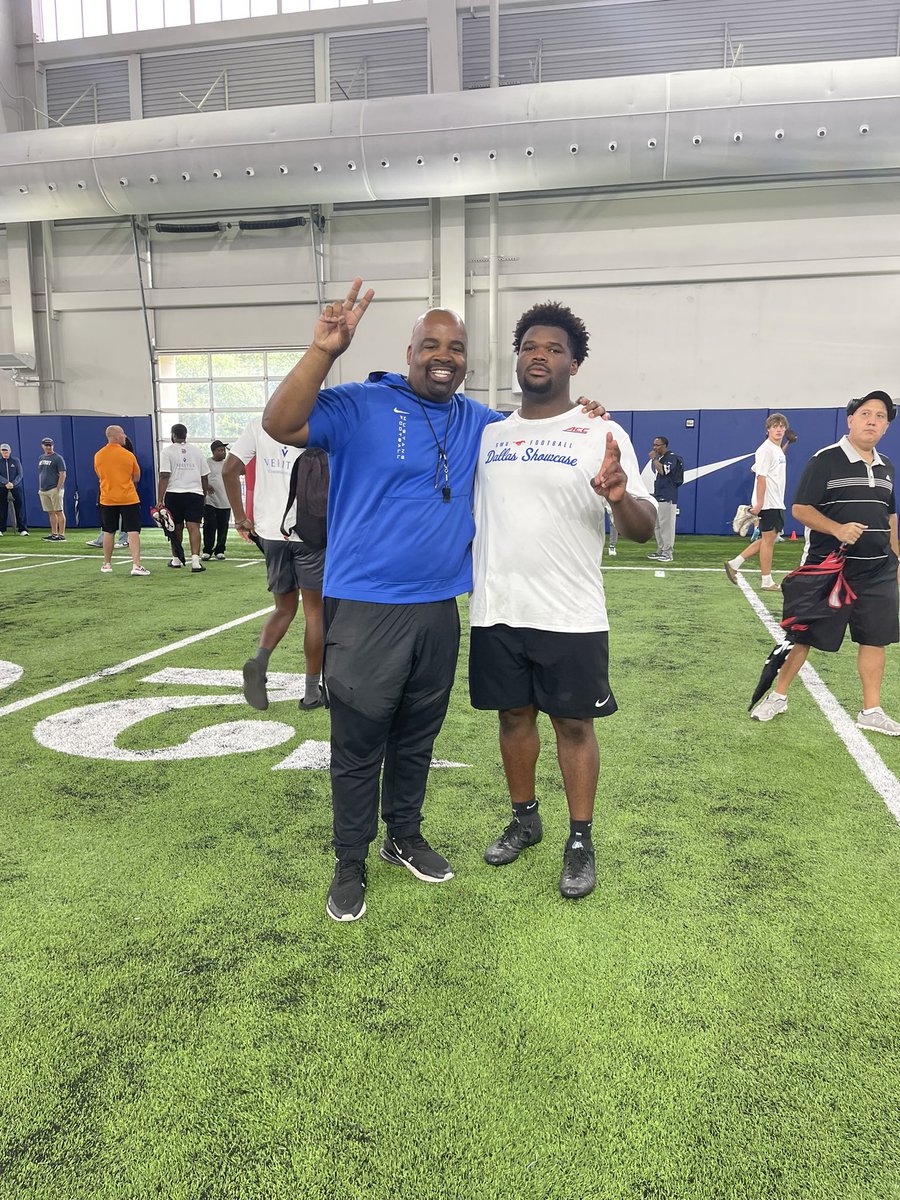 louie_jones91's tweet photo. Had a Great time at The Dallas Showcase❗️@CoachThibbs @CoachPanagos @CoachLamAF @CoachKade_Glenn @Waleed_Gaines @CoachLeeBlank @doranj17 @1BroncoFootball @RecruitMustang https://t.co/nTpcBCDtWS