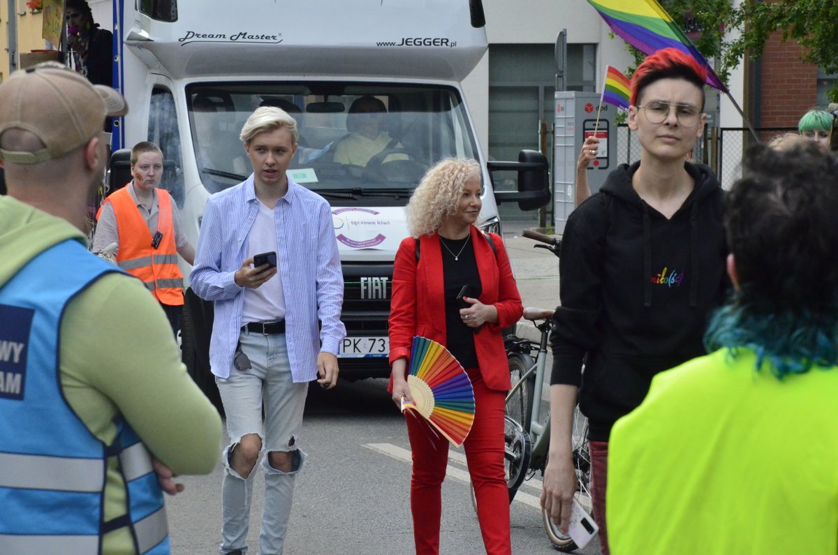 OKO.press (@oko_press) on Twitter photo W Opolu po raz szósty przeszedł marsz równości, tym razem pod hasłem "Moja era". Organizatorzy marszu <a href="/TeczoweO/">Tęczowe Opole 🏳️🌈🏳️⚧️</a>, podobnie jak w poprzednich latach, domagali się pełni praw dla osób LGBT+ w Polsce.
Fot. <a href="/patkawbagazniku/">Patrycja Tarkiewicz</a> 📷 W Opolu po raz szósty przeszedł marsz równości, tym razem pod hasłem "Moja era". Organizatorzy marszu <a href="/TeczoweO/">Tęczowe Opole 🏳️🌈🏳️⚧️</a>, podobnie jak w poprzednich latach, domagali się pełni praw dla osób LGBT+ w Polsce.
Fot. <a href="/patkawbagazniku/">Patrycja Tarkiewicz</a> 📷