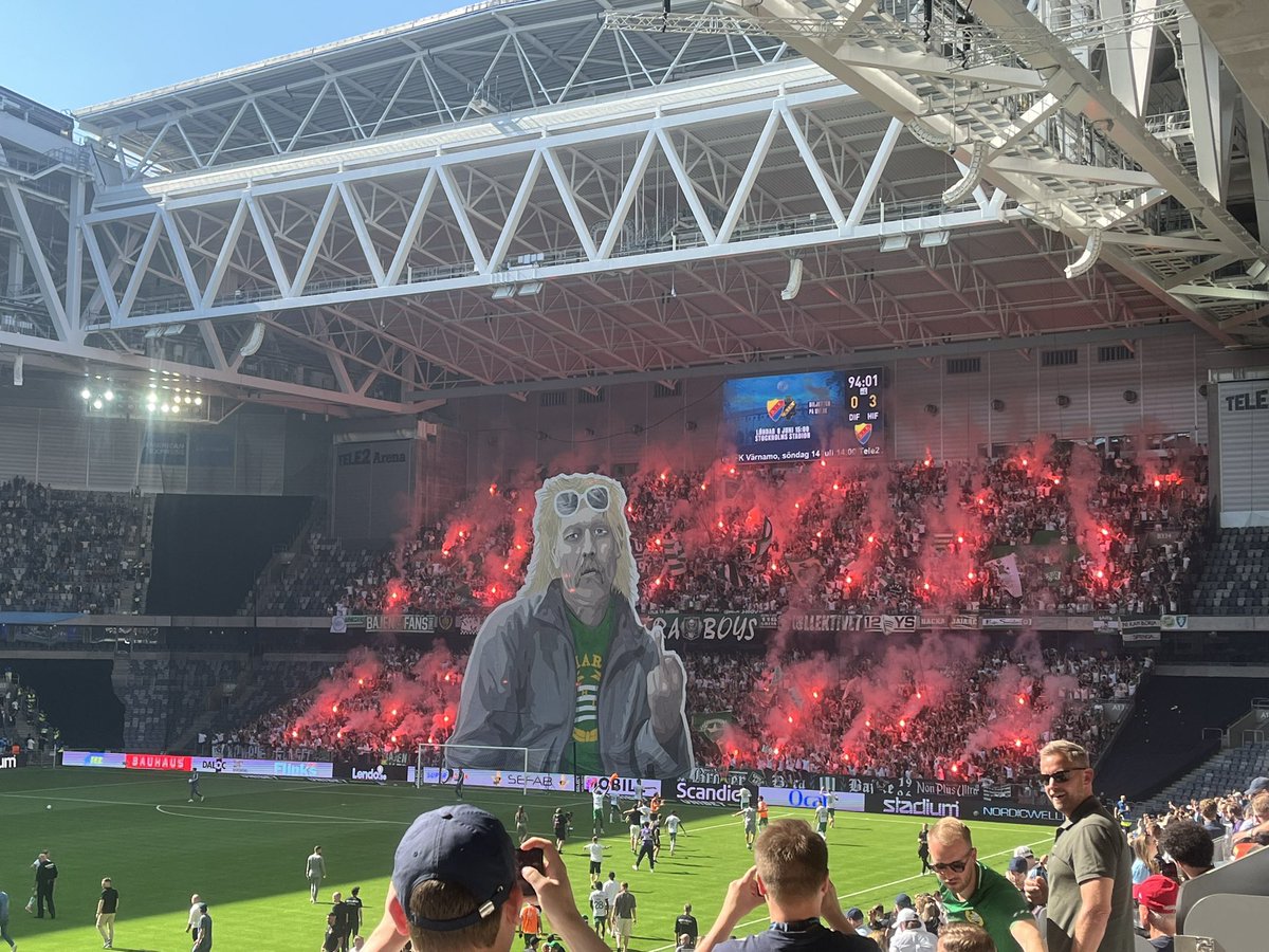 DKristoffersson's tweet image. Slutsignals-tifo av Hammarbys supportrar.