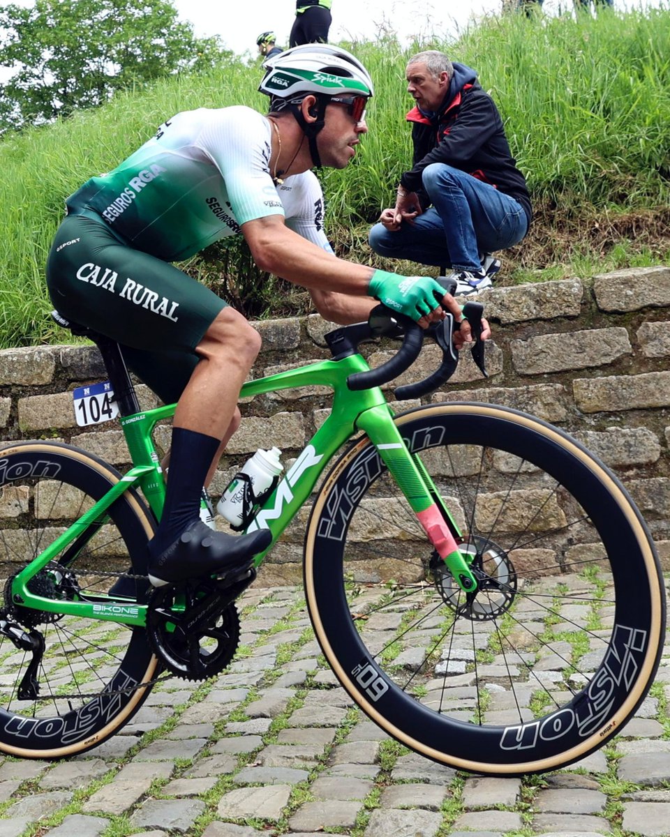 🇧🇪 Bajamos el telón a la gira belga recorriendo el mítico Kapelmuur en la #Brusselsclassic. Tanto @gorkasora @Davidgl1996 y @eduprades fueron los mejores del equipo eneta, en un segundo grupo. 📸 @SprintCycling #Súmatealverde 💚