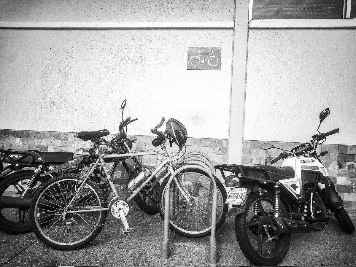 Geczain's tweet photo. Aquí les dejo está imagen, que les parece, dos motos atravesadas en el parking de bicicletas, de verdad que estos motorizados son bien brutos, o no saben distinguir los anuncios de, solo para bicicletas... https://t.co/547jBvzu97