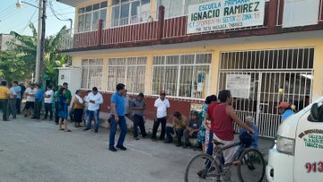 heraldodetab's tweet image. #Elecciones2024mx | Llegan paquete electoral y funcionarios a la #casilla 0968, Distrito Electoral Federal 05, local 17, en el poblado de #Tucta, zona 1 de los pueblos indígenas.  Se prevé gran afluencia en esta zona indigena de #Nacajuca.  

Más detalles  tinyurl.com/4w3wb7uh