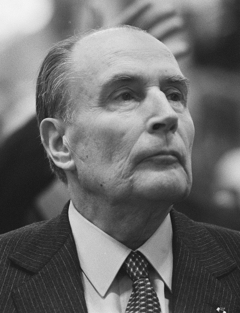 Si la jeunesse n’a pas toujours raison, la société qui la méconnaît et qui la frappe a toujours tort. François Mitterrand