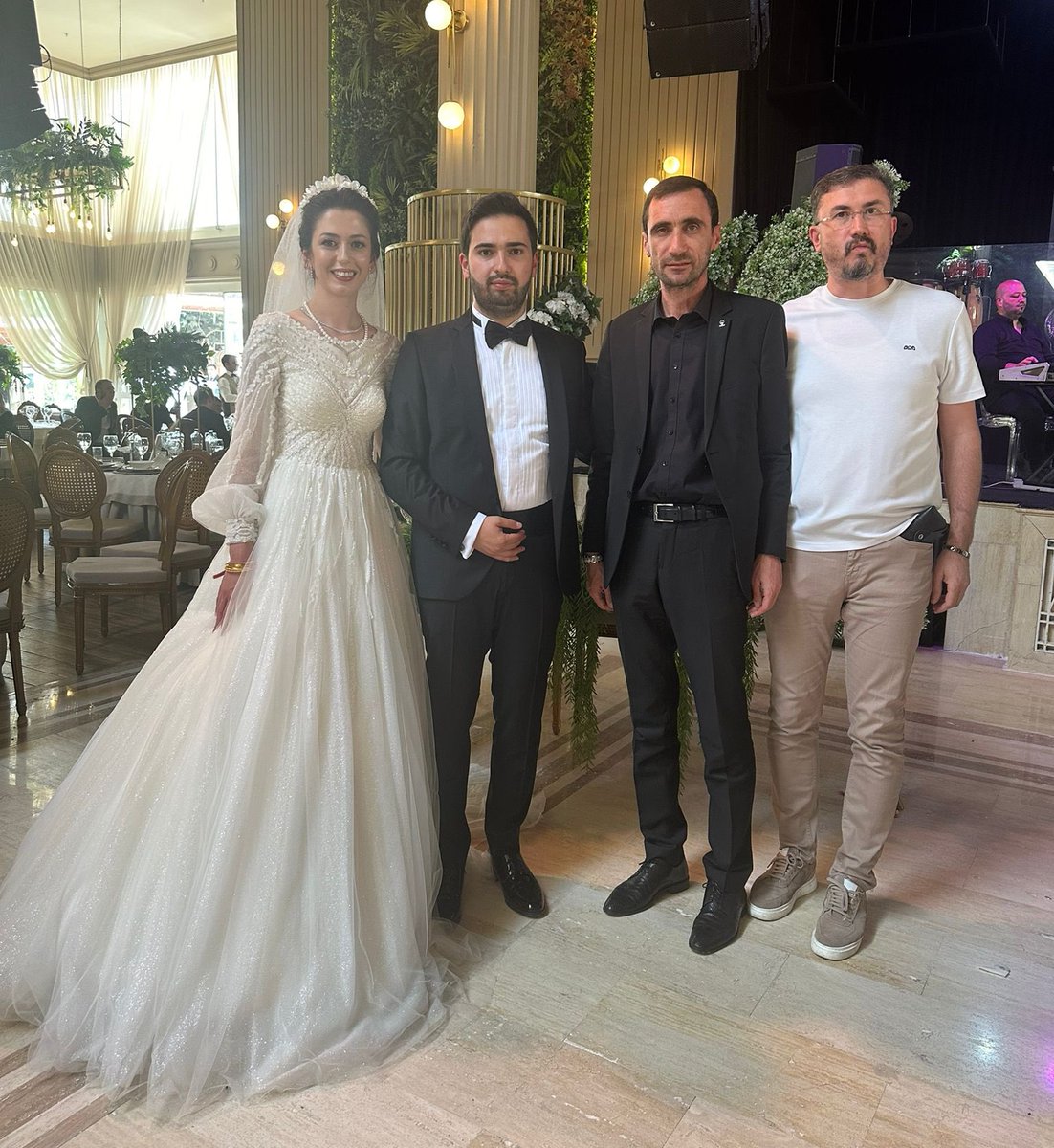 İlçe Başkanımız Sn <a href="/AKadirkarapinar/">Kadir KARAPINAR🇹🇷</a>  Yönetim kurulu üyelerimiz ile birlikte Sayıştay Eski Denetçisi, Tarım Kredi Kooperatifleri Eski Genel Müdürü ve MÜSİAD Ankara Başkan Yardımcısı İrfan Güvendi’nin oğlunun düğün törenine katıldılar. 

Genç çiftimize ömür boyu mutluluklar