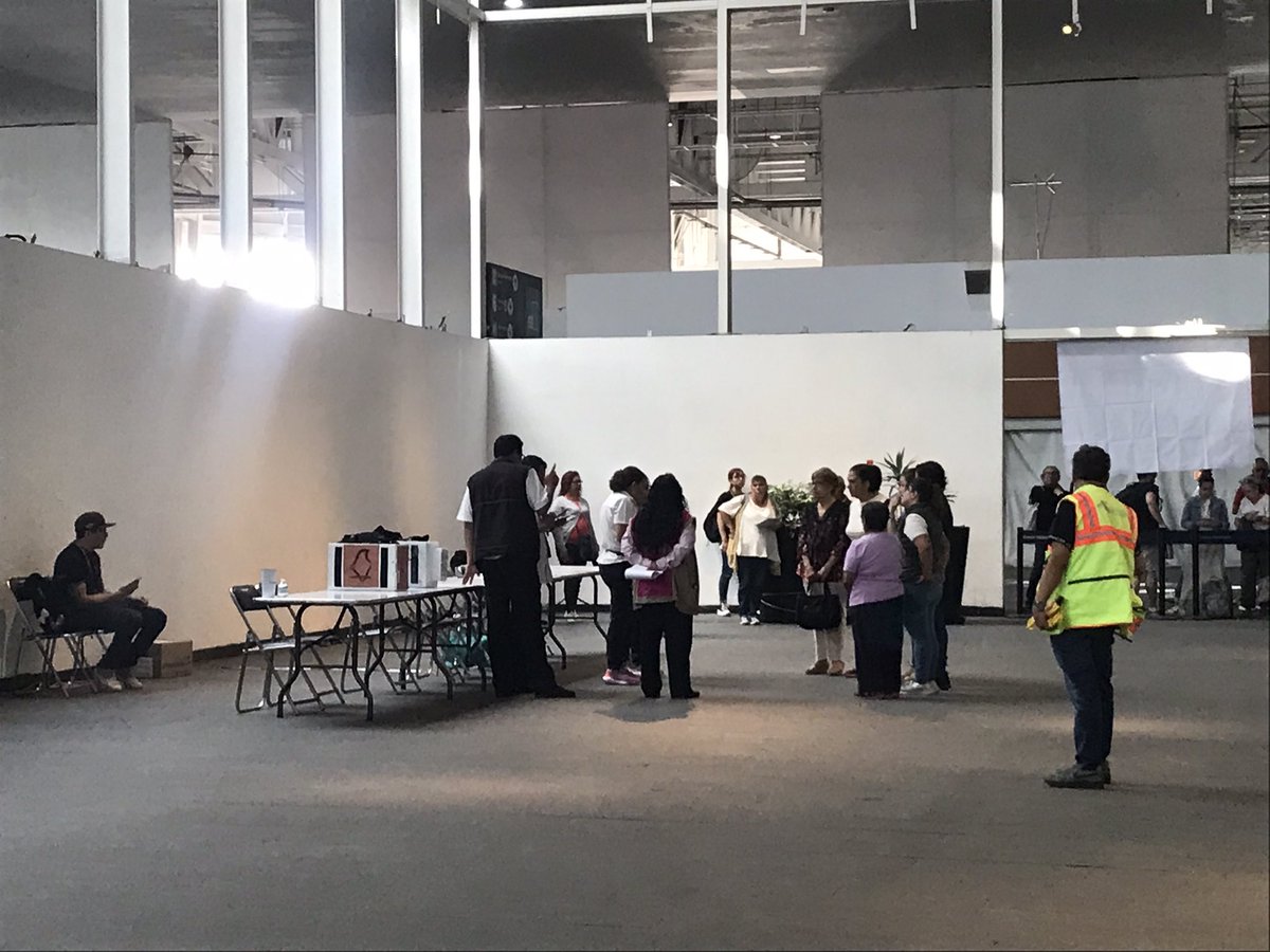 la_nash_noriega's tweet photo. La casilla electoral especial del AICM T2 siendo 8:12 am aún no abre. Desde las 7am ya está la gente formada queriendo votar antes de tomar su vuelo @INEMexico https://t.co/mvlFj4hkIH