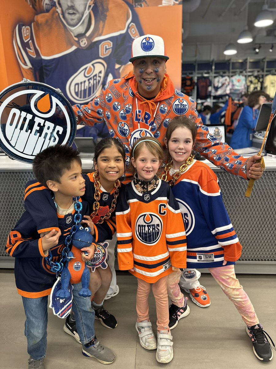 dinesh6w's tweet photo. Having a great weekend in between call shifts!   @EdmontonOilers @OilersNation @GeorgesLaraque #SuperFanMagoo

#LetsGoOilers #GameDay https://t.co/qP0zJYLKAG