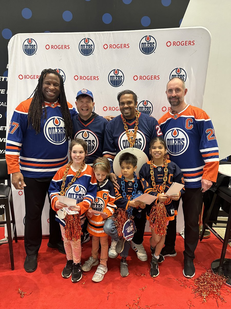 dinesh6w's tweet photo. Having a great weekend in between call shifts!   @EdmontonOilers @OilersNation @GeorgesLaraque #SuperFanMagoo

#LetsGoOilers #GameDay https://t.co/qP0zJYLKAG