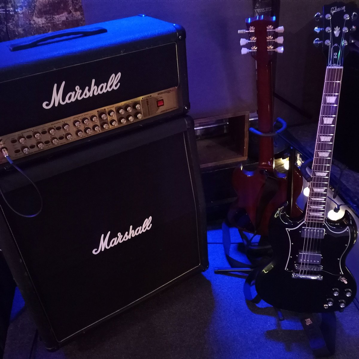 ConradViz's tweet photo. @marshallamps 
@gibsonguitar 
#marshallamps
#gibsonguitars
@thirdstone2023 
#thirdstone2023 https://t.co/6Fpgd0QHMN