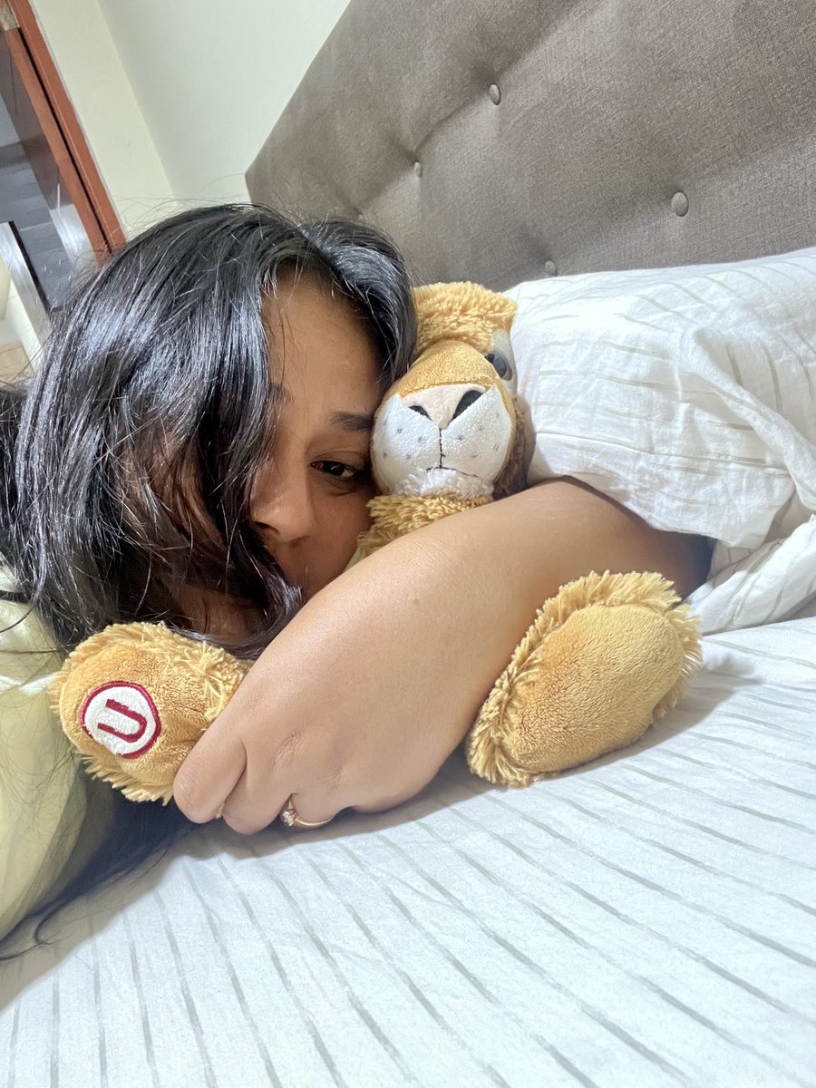 Que conste que me quiero levantar pero él no me deja y yo le hago caso. 🦁🫶🥰

Pd: Pensando seriamente que será de nuestras vidas todo este tiempo sin alentar a mi ⁦⁦<a href="/Universitario/">Universitario</a>⁩ 😩🙍🏻‍♀️😪

#garrita #universitario