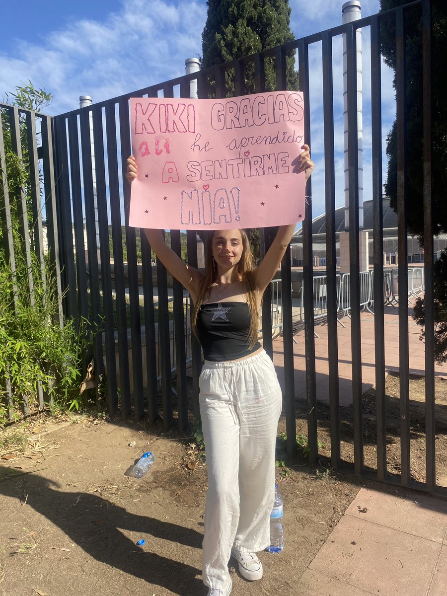 judisskiki's tweet photo. Queria dar las gracias a todas y cada una de las personas que ayer me ayudaron a que @chiaraoliver me viese la pancarta que le había echo, fue muy especial para mi. Eternamente agradecida #chiaraoliver #otenconcierto #otbarcelona 💞🥹 https://t.co/Lc9eXOEltt