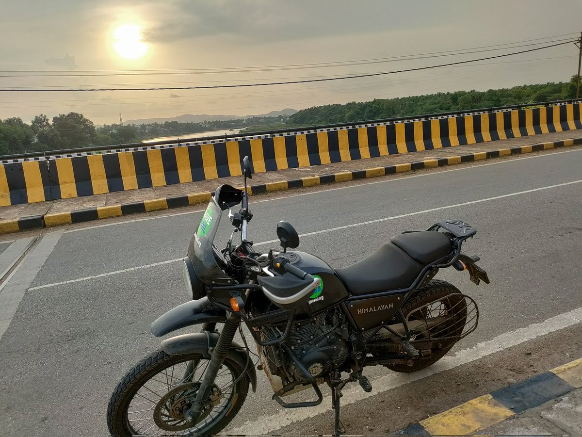 DoctorShiva007's tweet photo. On the banks of TUNGA-BHADRA /ತುಂಗಭದ್ರಾ
#SimpleSunday with Sun water and peace.
Taking fresh breath on a bike ride gives different level of high feeling. https://t.co/XEGYm2O7rR