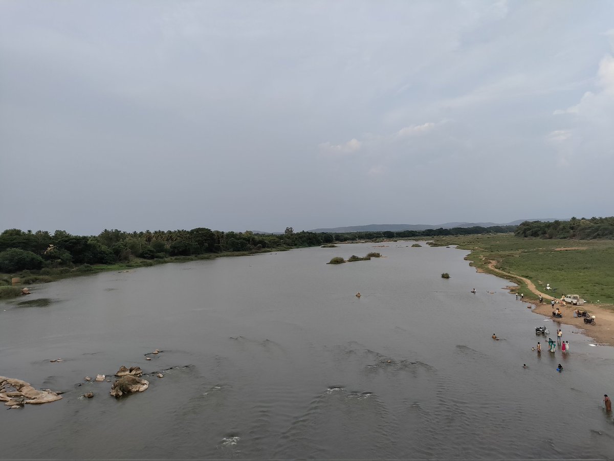 DoctorShiva007's tweet photo. On the banks of TUNGA-BHADRA /ತುಂಗಭದ್ರಾ
#SimpleSunday with Sun water and peace.
Taking fresh breath on a bike ride gives different level of high feeling. https://t.co/XEGYm2O7rR