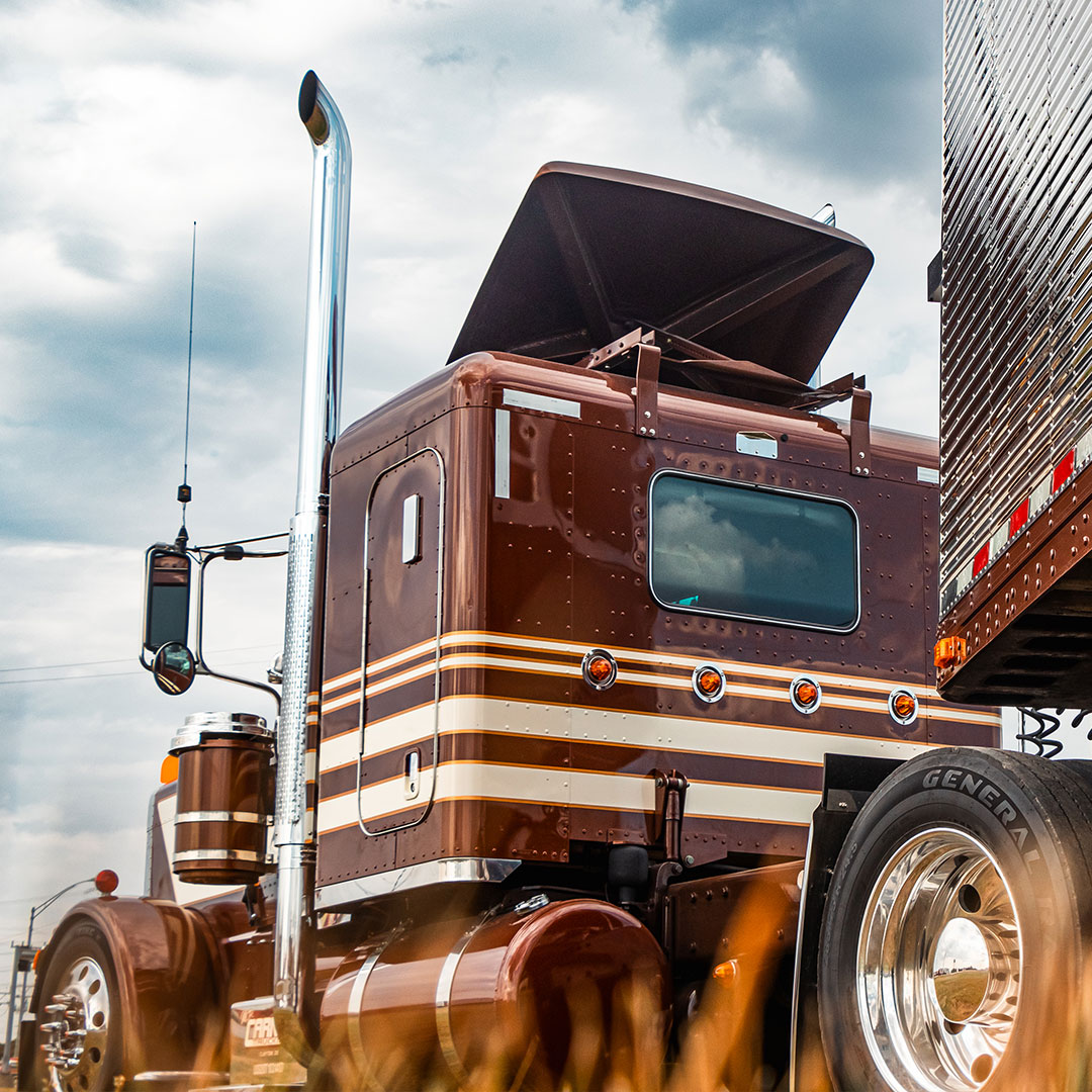 A perfect shot for #SweetRideSunday!  Too many great pics of this beauty to not keep on sharin'. 🔥 #4StateTrucks #ChromeShopMafia #chromeshop #semitrucks #trucking #bigrig #18wheeler #tractortrailer #customrig #largecar #cdldriver #trucker #longhaul #truckers #diesel