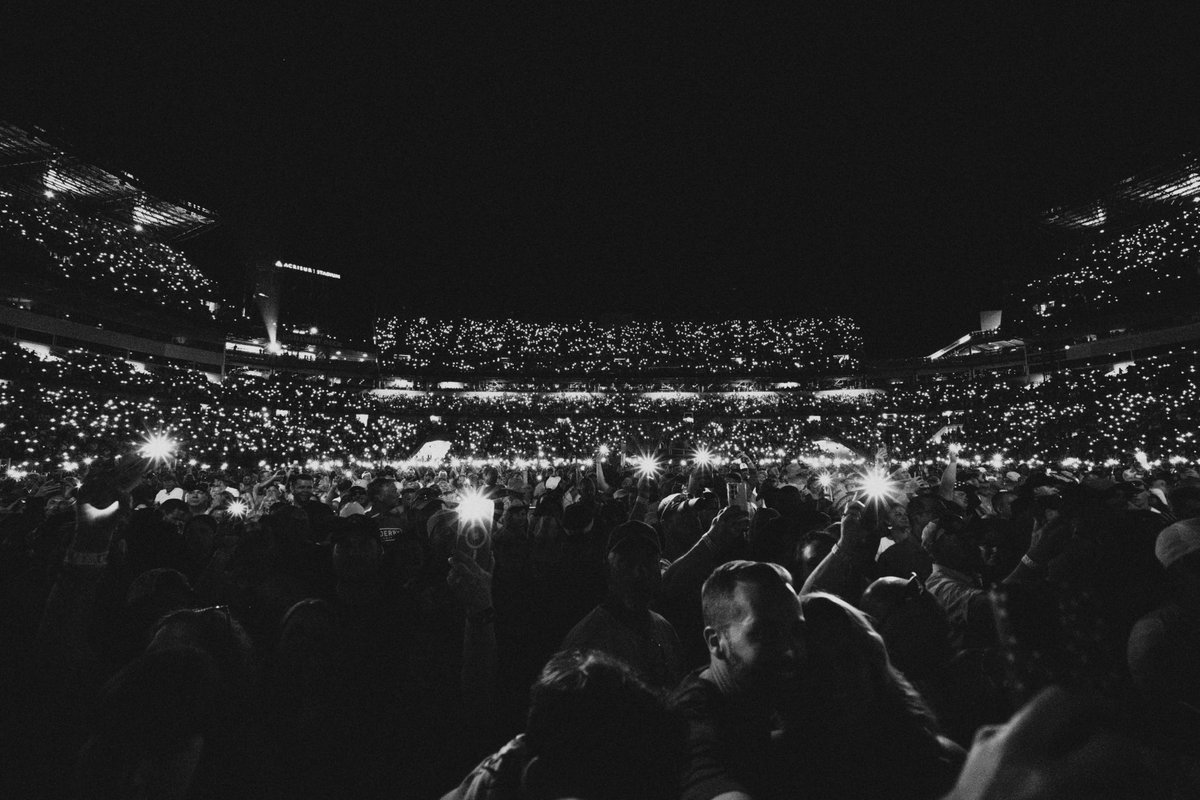 kennychesney's tweet photo. Pittsburgh, we asked you to bring it and you hit us with so much heart, passion and love for the music. I’ll never forget the way that felt. Thanks so much to the Rooney family and the whole Pittsburgh @Steelers organization for having us back. #SunGoesDownTour https://t.co/F4XRjYSawX