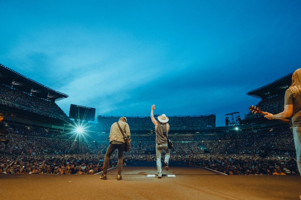 kennychesney's tweet photo. Pittsburgh, we asked you to bring it and you hit us with so much heart, passion and love for the music. I’ll never forget the way that felt. Thanks so much to the Rooney family and the whole Pittsburgh @Steelers organization for having us back. #SunGoesDownTour https://t.co/F4XRjYSawX