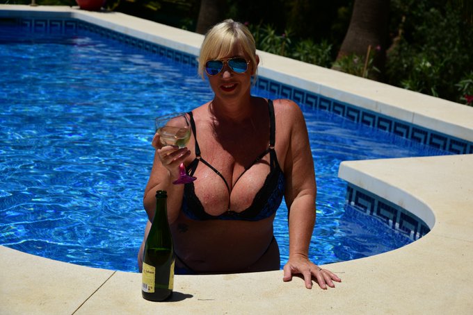 What to do on a hot sunny Sunday? Wanna cum dip with me? more on https://t.co/pZy01dzj6c https://t.c