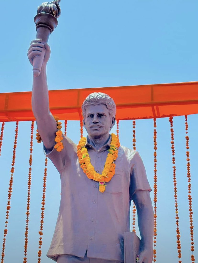 किसानों, युवाओं और शोषितों के प्रेरणास्त्रोत, थार के महापुरुष, सामाजिक संघर्षता की मिसाल स्व. श्री हरलाल जी सियाग की पुण्यतिथि पर कोटि कोटि नमन।

आज श्री हरलाल जी सियाग की पुण्यतिथि पर श्री हरलाल जाट छात्रावास, बाड़मेर में #हरलाल_जाट_मूर्ति_अनावरण और इस अवसर पर छात्रावास निर्माण