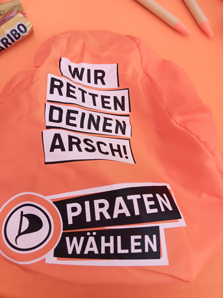 Grüße vom Infostand am Feuersee mit <a href="/WelzheimerPirat/">Philip Köngeter</a> 🧡
Für die kleineren Kapitäne gabs Badewannenboote, die größeren konnten Rennen fahren.

Wir fühlen uns modisch wie fröhliche Verkehrshütchen *kicher*