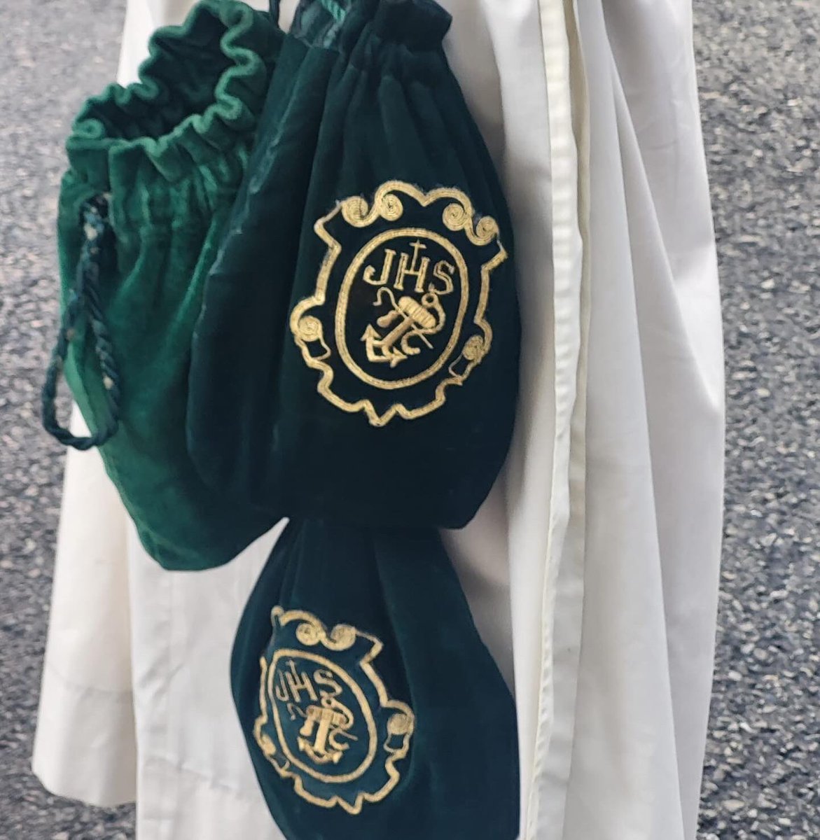 minervasalaslop's tweet photo. Una nueva mañana de tradición en #Nervion 
Hoy, acompañamos a la Solemne Procesión del Corpus Christi de @PqSanRoque por las calles de nuestro barrio 

Sevilla son sus barrios y sus tradiciones🩶🤍 https://t.co/zlH1FAONwq