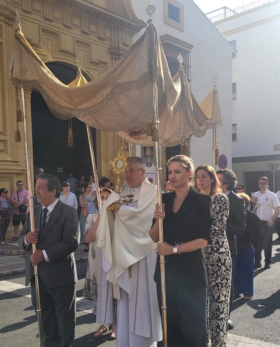 minervasalaslop's tweet photo. Una nueva mañana de tradición en #Nervion 
Hoy, acompañamos a la Solemne Procesión del Corpus Christi de @PqSanRoque por las calles de nuestro barrio 

Sevilla son sus barrios y sus tradiciones🩶🤍 https://t.co/zlH1FAONwq