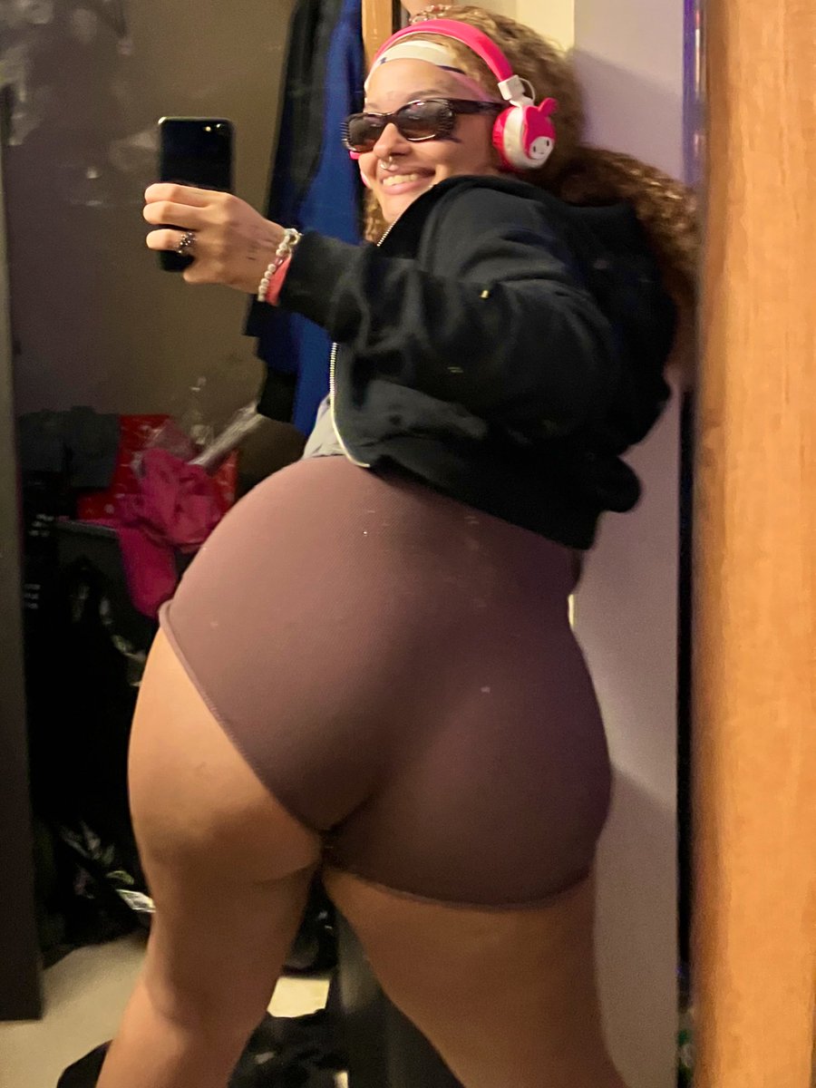starrr_665's tweet photo. can I suffocate you with my ass? I want to feel you struggling beneath me 😄
#sellingcontent #buyingcontent #ass #ebonythot #ebony #BLACKED #gooner #GOON #Facial #pawg https://t.co/EYE07P3tKW