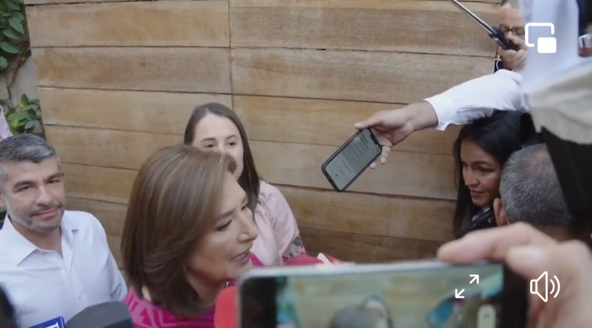 RCNMexico's tweet photo. Así salió de votar la candidata Xochitl Gálvez. Sal a #VotaPorMéxico https://t.co/pGJMACjrqA