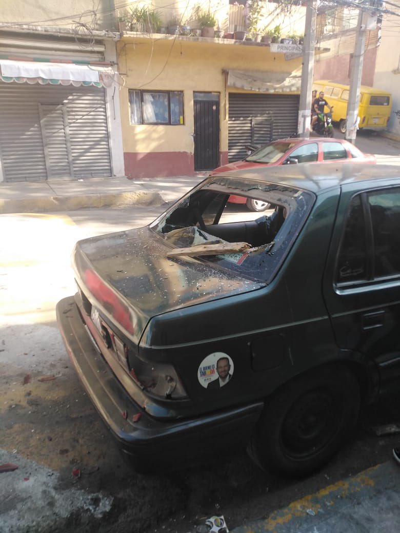 siete_letras's tweet photo. #VIDEO:

Delincuentes de @AlcaldiaAO destruyen coche de simpatizante de @STaboadaMx:

Amenazan a vecinos de la colonia Golondrinas y exigen vender su voto. 

@SSC_CDMX y @FiscaliaCDMX indagan. https://t.co/EQzVfkuDLE