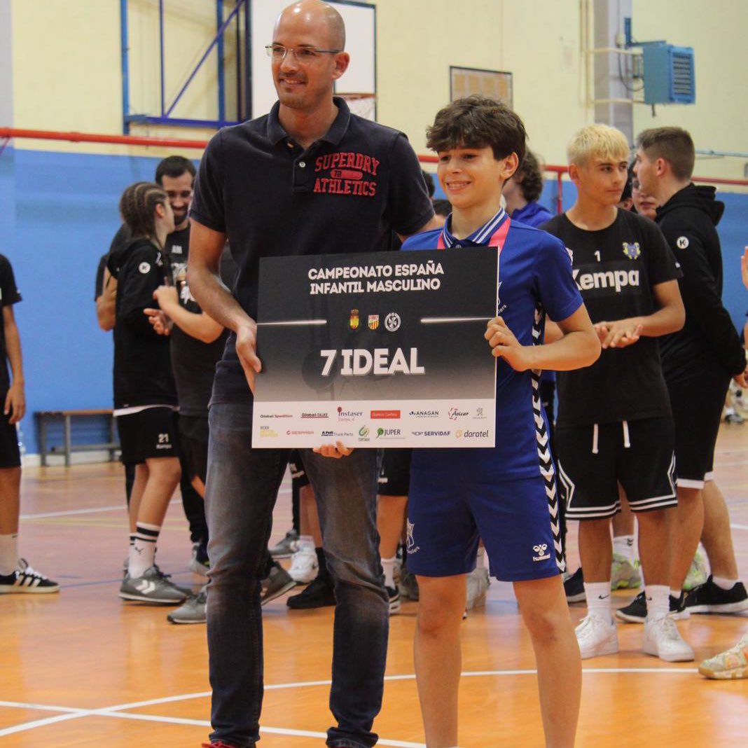 BMGranollers's tweet photo. 🥉L’Infantil Masculí A s’ha proclamat tercer d’Espanya!

Pol Casals el millor extrem dret del campionat🔝👏🏻

Enhorabona nois!👏🏻🙌🏻

#BaseBMG🔵⚪️
#OrgullBMG🔵⚪️ https://t.co/kKSFDPmkjG